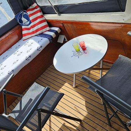 Boat Allemansfreon - Kamperen Op Het Water - Niet Om Mee Te Varen - Read Host Profile-Lees Hostprofiel Jutrijp Kültér fotó