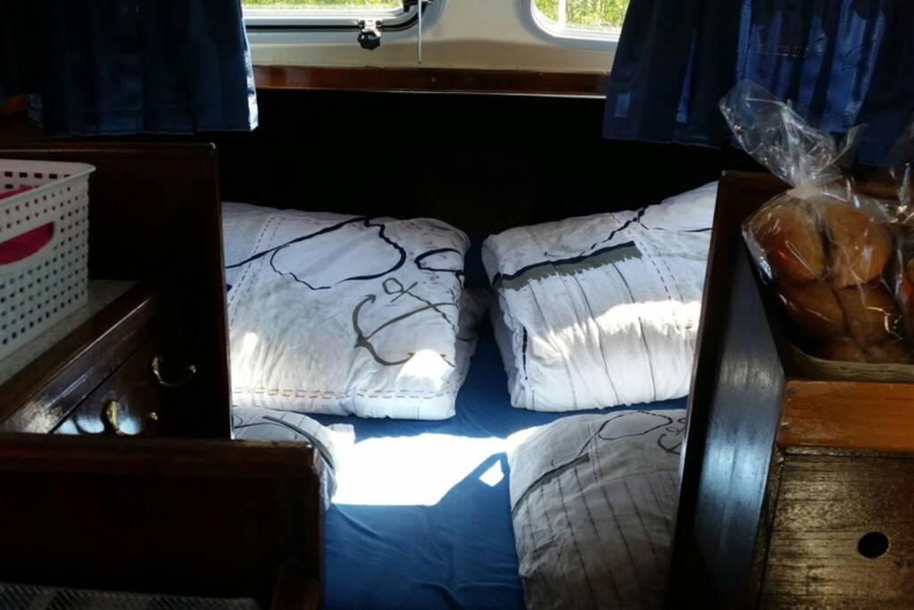 Boat Allemansfreon - Kamperen Op Het Water - Niet Om Mee Te Varen - Read Host Profile-Lees Hostprofiel Jutrijp Kültér fotó