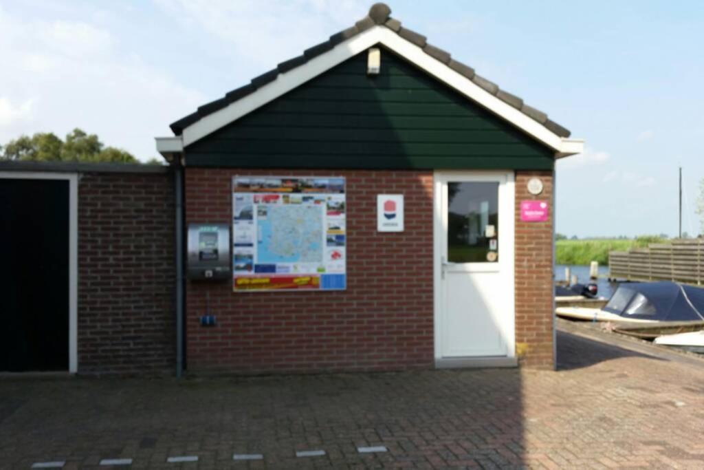 Boat Allemansfreon - Kamperen Op Het Water - Niet Om Mee Te Varen - Read Host Profile-Lees Hostprofiel Jutrijp Kültér fotó