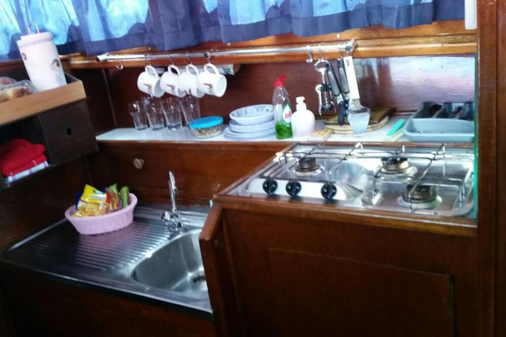 Boat Allemansfreon - Kamperen Op Het Water - Niet Om Mee Te Varen - Read Host Profile-Lees Hostprofiel Jutrijp Kültér fotó