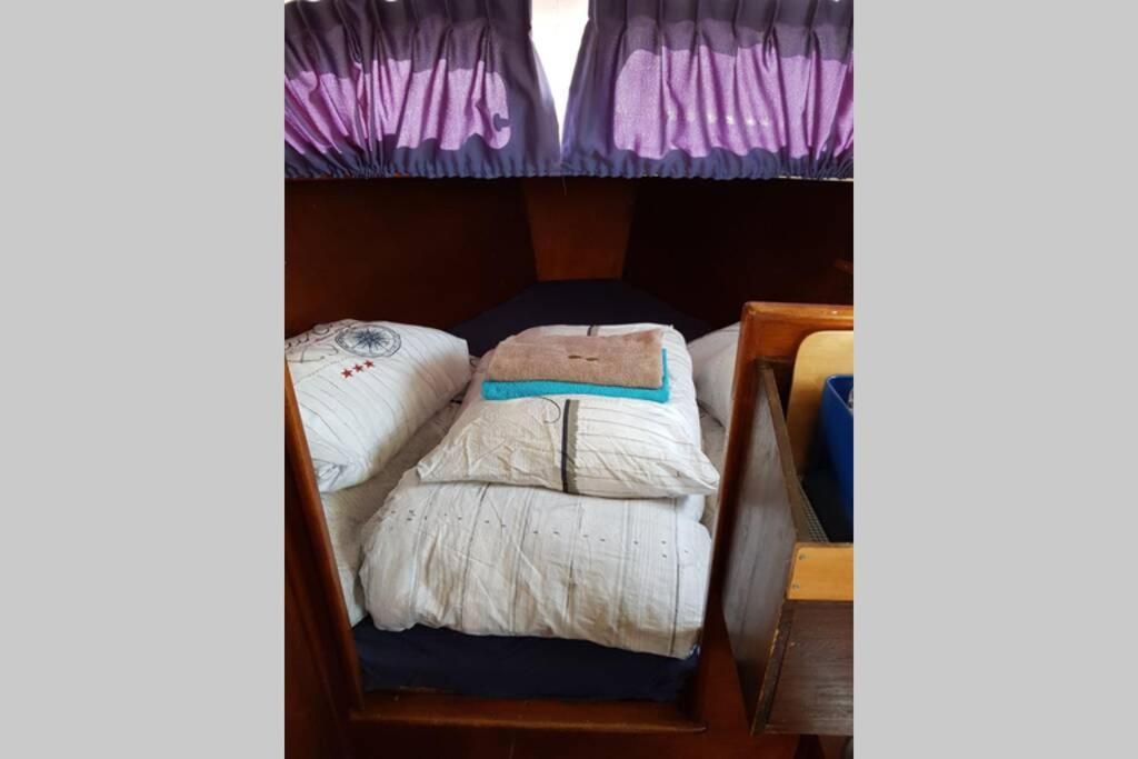 Boat Allemansfreon - Kamperen Op Het Water - Niet Om Mee Te Varen - Read Host Profile-Lees Hostprofiel Jutrijp Kültér fotó