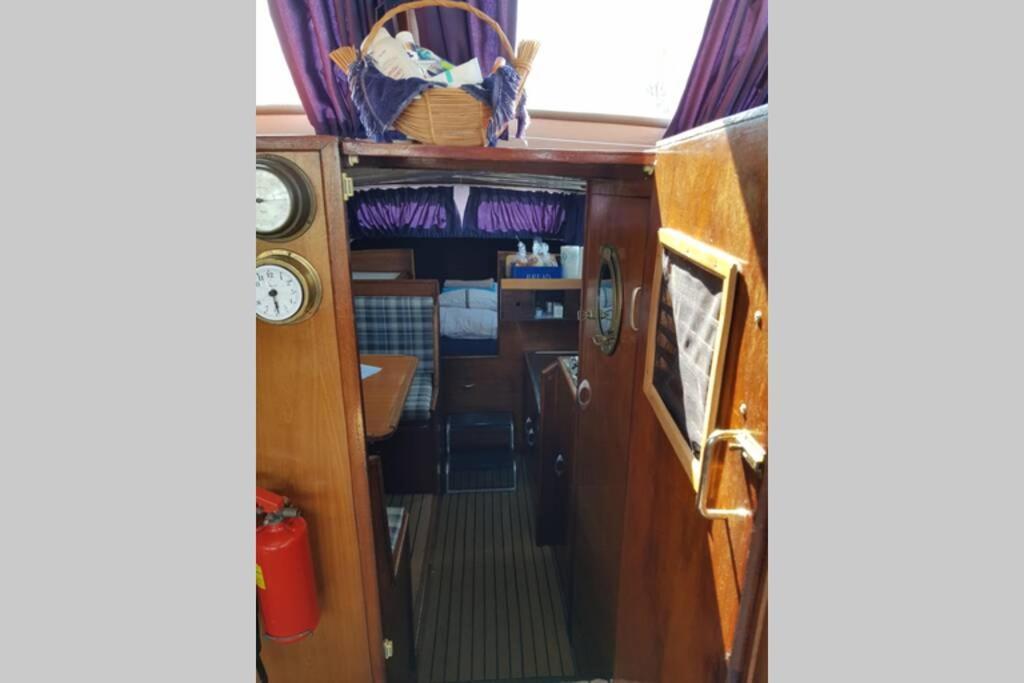 Boat Allemansfreon - Kamperen Op Het Water - Niet Om Mee Te Varen - Read Host Profile-Lees Hostprofiel Jutrijp Kültér fotó