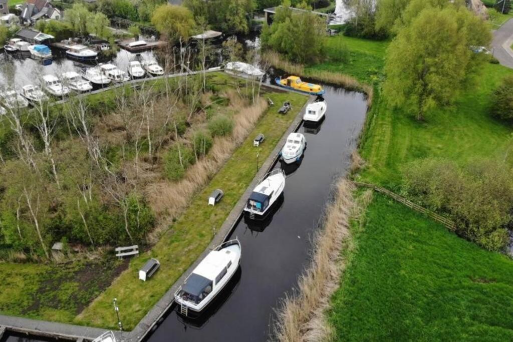 Boat Allemansfreon - Kamperen Op Het Water - Niet Om Mee Te Varen - Read Host Profile-Lees Hostprofiel Jutrijp Kültér fotó