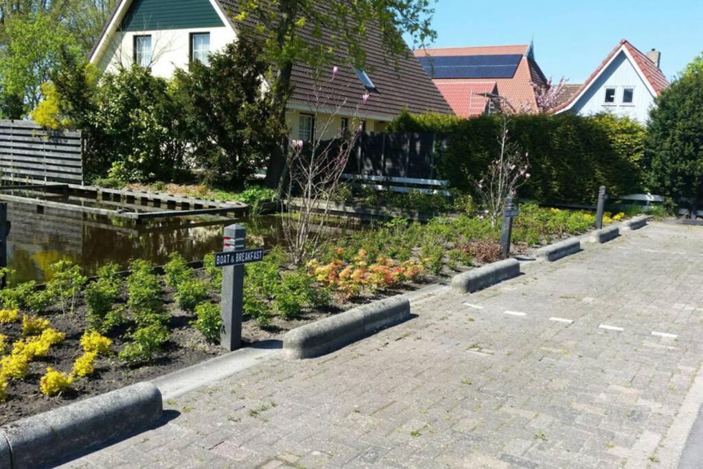 Boat Allemansfreon - Kamperen Op Het Water - Niet Om Mee Te Varen - Read Host Profile-Lees Hostprofiel Jutrijp Kültér fotó