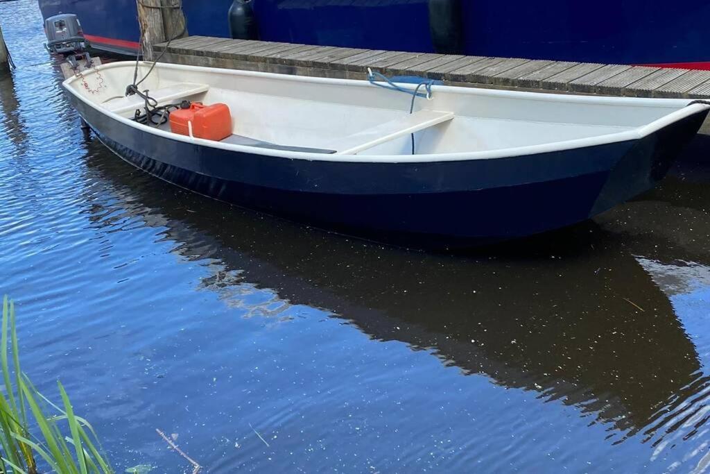 Boat Allemansfreon - Kamperen Op Het Water - Niet Om Mee Te Varen - Read Host Profile-Lees Hostprofiel Jutrijp Kültér fotó