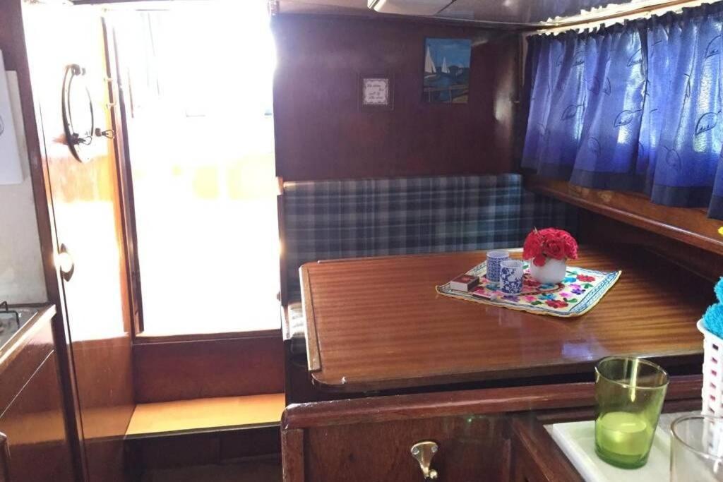Boat Allemansfreon - Kamperen Op Het Water - Niet Om Mee Te Varen - Read Host Profile-Lees Hostprofiel Jutrijp Kültér fotó