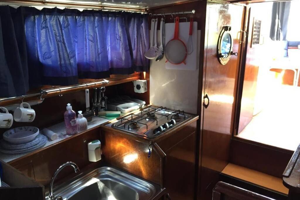 Boat Allemansfreon - Kamperen Op Het Water - Niet Om Mee Te Varen - Read Host Profile-Lees Hostprofiel Jutrijp Kültér fotó