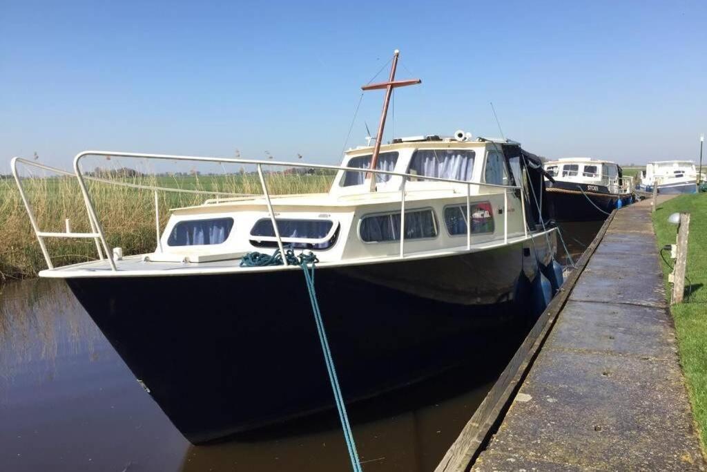 Boat Allemansfreon - Kamperen Op Het Water - Niet Om Mee Te Varen - Read Host Profile-Lees Hostprofiel Jutrijp Kültér fotó
