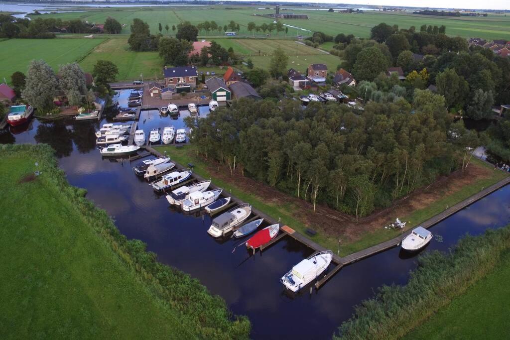 Boat Allemansfreon - Kamperen Op Het Water - Niet Om Mee Te Varen - Read Host Profile-Lees Hostprofiel Jutrijp Kültér fotó