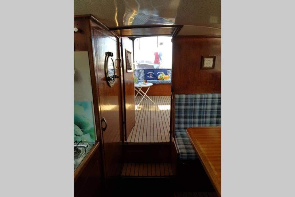 Boat Allemansfreon - Kamperen Op Het Water - Niet Om Mee Te Varen - Read Host Profile-Lees Hostprofiel Jutrijp Kültér fotó