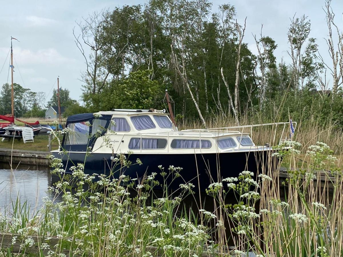 Boat Allemansfreon - Kamperen Op Het Water - Niet Om Mee Te Varen - Read Host Profile-Lees Hostprofiel Jutrijp Kültér fotó